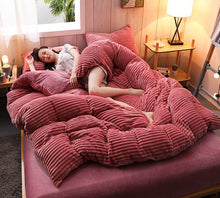 Load image into Gallery viewer, Velvet Flannel Duvet Cover Set, 3 Pieces Zippered Comforter Cover Set