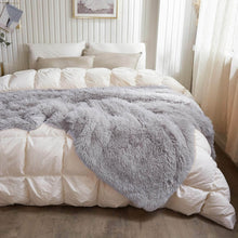 Load image into Gallery viewer, Faux Fur Velvet Plush Fluffy Bedding Duvet Cover Set (1 Duvet Cover, 2 Pillow Shams)

